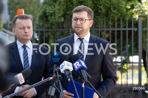  17.06.2024 WARSZAWA<br />
KONFERENCJA PRASOWA POLITYKOW PIS PRZED KOMENDA GLOWNA STRAZY GRANICZNEJ<br />
N/Z MARIUSZ BLASZCZAK ANDRZEJ SLIWKA<br />
FOT. ANTONI BYSZEWSKI/FOTONEWS 