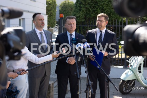  17.06.2024 WARSZAWA<br />
KONFERENCJA PRASOWA POLITYKOW PIS PRZED KOMENDA GLOWNA STRAZY GRANICZNEJ<br />
N/Z JANUSZ KOWALSKI MARIUSZ BLASZCZAK ANDRZEJ SLIWKA<br />
FOT. ANTONI BYSZEWSKI/FOTONEWS 