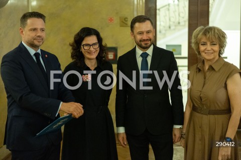  18.06.2024 WARSZAWA<br />
KONFERENCJA PRASOWA PREZYDENTOW MIAST WCHODZACYCH W SKLAD UNII METROPOLII POLSKICH<br />
N/Z RAFAL TRZASKOWSKI ALEKSANDRA DULKIEWICZ ALEKSANDER MISZALSKI HANNA ZDANOWSKA<br />
FOT. ANTONI BYSZEWSKI/FOTONEWS 