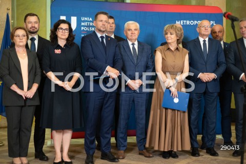  18.06.2024 WARSZAWA<br />
KONFERENCJA PRASOWA PREZYDENTOW MIAST WCHODZACYCH W SKLAD UNII METROPOLII POLSKICH<br />
N/Z ALEKSANDER MISZALSKI ALEKSANDRA DULKIEWICZ TADEUSZ TRUSKOLASKI HANNA ZDANOWSKA KRZYSZTOF ZUK RAFAL TRZASKOWSKI KONRAD FIJOLEK<br />
FOT. ANTONI BYSZEWSKI/FOTONEWS\ 