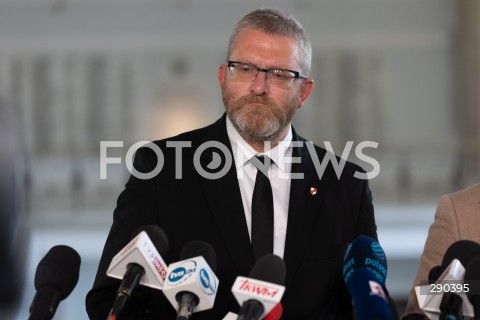  18.06.2024 WARSZAWA<br />
KONFERECJA PRASOWA EUROPOSLA KONFEDERACJI GRZEGORZA BRAUNA I MICHALA URBANIAKA<br />
N/Z GRZEGORZ BRAUN<br />
FOT. ANTONI BYSZEWSKI/FOTONEWS 