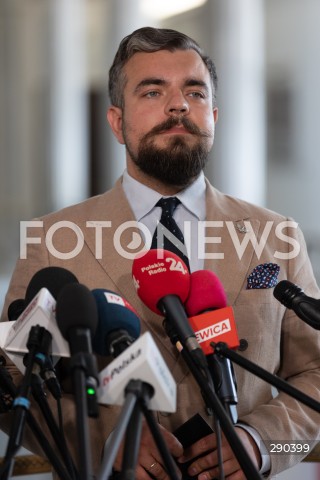  18.06.2024 WARSZAWA<br />
KONFERECJA PRASOWA EUROPOSLA KONFEDERACJI GRZEGORZA BRAUNA I MICHALA URBANIAKA<br />
N/Z MICHAL URBANIAK<br />
FOT. ANTONI BYSZEWSKI/FOTONEWS 