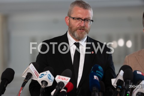  18.06.2024 WARSZAWA<br />
KONFERECJA PRASOWA EUROPOSLA KONFEDERACJI GRZEGORZA BRAUNA I MICHALA URBANIAKA<br />
N/Z GRZEGORZ BRAUN<br />
FOT. ANTONI BYSZEWSKI/FOTONEWS 