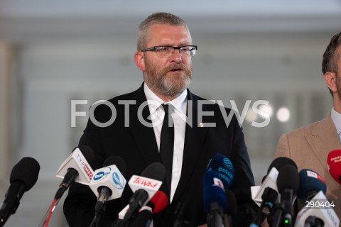  18.06.2024 WARSZAWA<br />
KONFERECJA PRASOWA EUROPOSLA KONFEDERACJI GRZEGORZA BRAUNA I MICHALA URBANIAKA<br />
N/Z GRZEGORZ BRAUN<br />
FOT. ANTONI BYSZEWSKI/FOTONEWS 