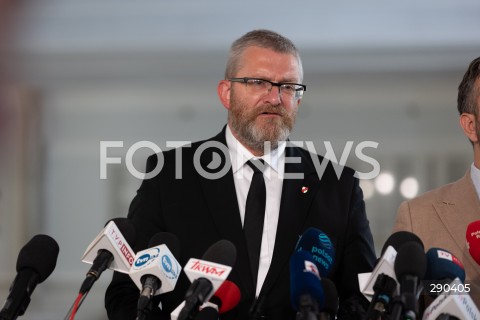  18.06.2024 WARSZAWA<br />
KONFERECJA PRASOWA EUROPOSLA KONFEDERACJI GRZEGORZA BRAUNA I MICHALA URBANIAKA<br />
N/Z GRZEGORZ BRAUN<br />
FOT. ANTONI BYSZEWSKI/FOTONEWS 