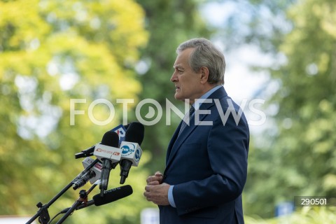  25.06.2024 WARSZAWA<br />
KONFERENCJA PRASOWA PIOTRA GLINSKIEGO PRZED CENTRUM SZTUKI WSPOLCZESNEJ W WARSZAWIE<br />
N/Z PIOTR GLINSKI<br />
FOT. ANTONI BYSZEWSKI/FOTONEWS 