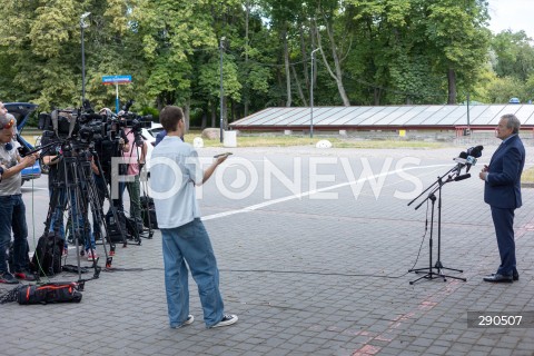  25.06.2024 WARSZAWA<br />
KONFERENCJA PRASOWA PIOTRA GLINSKIEGO PRZED CENTRUM SZTUKI WSPOLCZESNEJ W WARSZAWIE<br />
N/Z PIOTR GLINSKI<br />
FOT. ANTONI BYSZEWSKI/FOTONEWS 