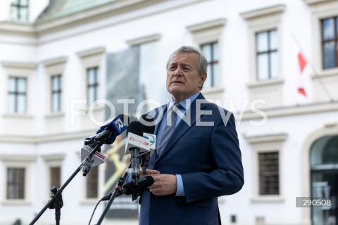  25.06.2024 WARSZAWA<br />
KONFERENCJA PRASOWA PIOTRA GLINSKIEGO PRZED CENTRUM SZTUKI WSPOLCZESNEJ W WARSZAWIE<br />
N/Z PIOTR GLINSKI<br />
FOT. ANTONI BYSZEWSKI/FOTONEWS 