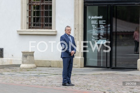  25.06.2024 WARSZAWA<br />
KONFERENCJA PRASOWA PIOTRA GLINSKIEGO PRZED CENTRUM SZTUKI WSPOLCZESNEJ W WARSZAWIE<br />
N/Z PIOTR GLINSKI<br />
FOT. ANTONI BYSZEWSKI/FOTONEWS 