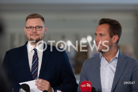  25.06.2024 WARSZAWA<br />
KONFERENCJA PRASOWA POSLOW SUWERENNEJ POLSKI MICHALA WOSIA I JANA KANTHAKA W WARSZAWIE<br />
N/Z MICHAL WOS JAN KANTHAK<br />
FOT. ANTONI BYSZEWSKI/FOTONEWS 