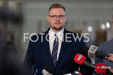  25.06.2024 WARSZAWA<br />
KONFERENCJA PRASOWA POSLOW SUWERENNEJ POLSKI MICHALA WOSIA I JANA KANTHAKA W WARSZAWIE<br />
N/Z MICHAL WOS<br />
FOT. ANTONI BYSZEWSKI/FOTONEWS 