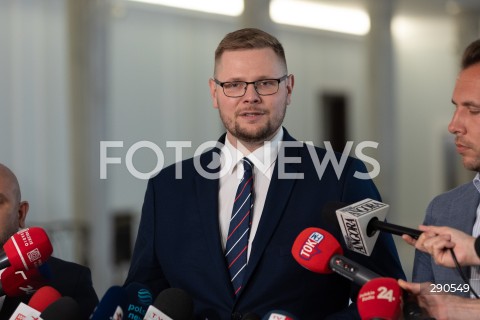  25.06.2024 WARSZAWA<br />
KONFERENCJA PRASOWA POSLOW SUWERENNEJ POLSKI MICHALA WOSIA I JANA KANTHAKA W WARSZAWIE<br />
N/Z MICHAL WOS<br />
FOT. ANTONI BYSZEWSKI/FOTONEWS 