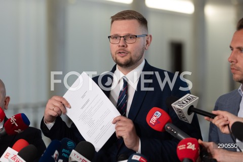  25.06.2024 WARSZAWA<br />
KONFERENCJA PRASOWA POSLOW SUWERENNEJ POLSKI MICHALA WOSIA I JANA KANTHAKA W WARSZAWIE<br />
N/Z MICHAL WOS<br />
FOT. ANTONI BYSZEWSKI/FOTONEWS 