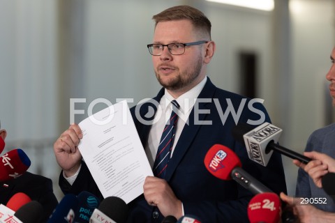  25.06.2024 WARSZAWA<br />
KONFERENCJA PRASOWA POSLOW SUWERENNEJ POLSKI MICHALA WOSIA I JANA KANTHAKA W WARSZAWIE<br />
N/Z MICHAL WOS<br />
FOT. ANTONI BYSZEWSKI/FOTONEWS 