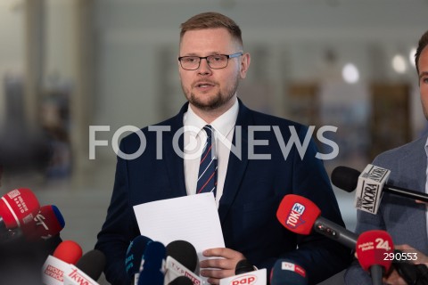  25.06.2024 WARSZAWA<br />
KONFERENCJA PRASOWA POSLOW SUWERENNEJ POLSKI MICHALA WOSIA I JANA KANTHAKA W WARSZAWIE<br />
N/Z MICHAL WOS<br />
FOT. ANTONI BYSZEWSKI/FOTONEWS 