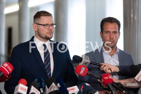  25.06.2024 WARSZAWA<br />
KONFERENCJA PRASOWA POSLOW SUWERENNEJ POLSKI MICHALA WOSIA I JANA KANTHAKA W WARSZAWIE<br />
N/Z MICHAL WOS JAN KANTHAK<br />
FOT. ANTONI BYSZEWSKI/FOTONEWS 