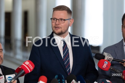  25.06.2024 WARSZAWA<br />
KONFERENCJA PRASOWA POSLOW SUWERENNEJ POLSKI MICHALA WOSIA I JANA KANTHAKA W WARSZAWIE<br />
N/Z MICHAL WOS<br />
FOT. ANTONI BYSZEWSKI/FOTONEWS 