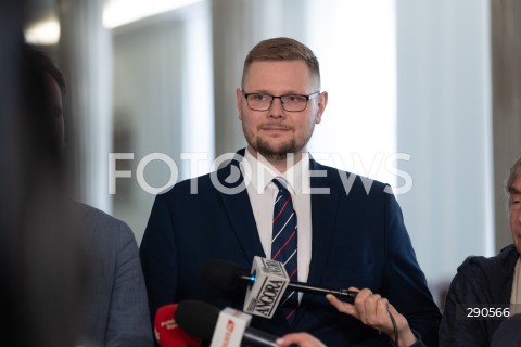  25.06.2024 WARSZAWA<br />
KONFERENCJA PRASOWA POSLOW SUWERENNEJ POLSKI MICHALA WOSIA I JANA KANTHAKA W WARSZAWIE<br />
N/Z MICHAL WOS<br />
FOT. ANTONI BYSZEWSKI/FOTONEWS 