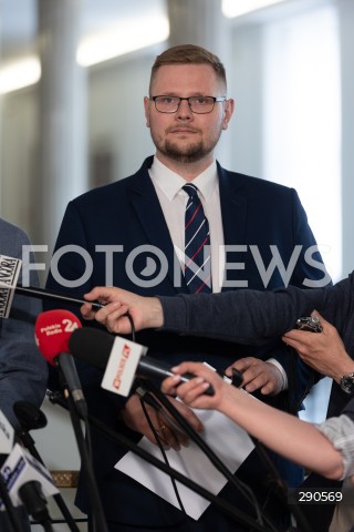  25.06.2024 WARSZAWA<br />
KONFERENCJA PRASOWA POSLOW SUWERENNEJ POLSKI MICHALA WOSIA I JANA KANTHAKA W WARSZAWIE<br />
N/Z MICHAL WOS<br />
FOT. ANTONI BYSZEWSKI/FOTONEWS 