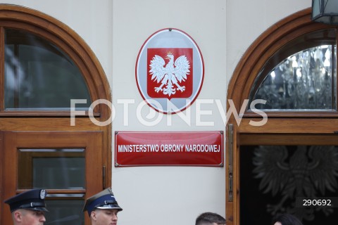  02.07.2024 WARSZAWA<br />
SPOTKANIE POLSKIEGO MINISTRA OBRONY NARODOWEJ WLADYSLAWA KOSINIAKA KAMYSZA Z MINISTREM OBRONY NIEMIEC BORISEM PISTORIUSEM<br />
N/Z NAPIS TABLICZKA TABLICA MINISTERSTWO OBRONY NARODOWEJ ORZEL GODLO<br />
FOT. ANTONI BYSZEWSKI/FOTONEWS 