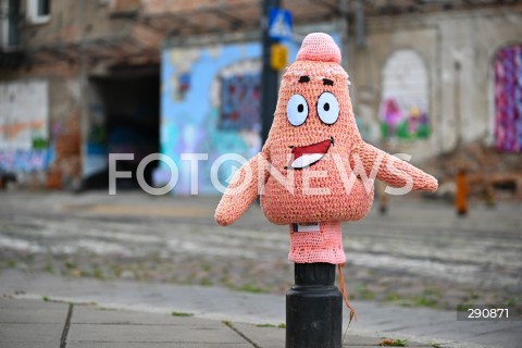  07.07.2024 WARSZAWA<br />
MOC WLOCZKI NA SZMULKACH<br />
KOLOROWE SLUPKI DROGOWE NA ULICY KAWECZYNSKIEJ<br />
FOT. MARCIN BANASZKIEWICZ/FOTONEWS  