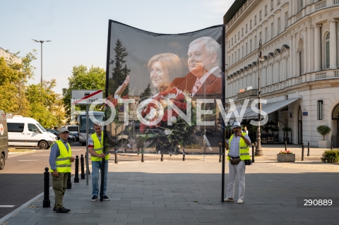  10.07.2024 WARSZAWA <br />
OBCHODY MIESIECZNICY SMOLENSKIEJ <br />
N/Z BANER LECH I MARIA KACZYNSCY <br />
FOT. MARCIN BANASZKIEWICZ/FOTONEWS  