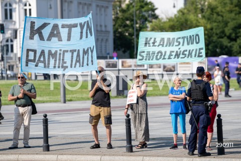  10.07.2024 WARSZAWA <br />
OBCHODY MIESIECZNICY SMOLENSKIEJ <br />
N/Z BANERY KLAMSTWO SMOLENSKIE <br />
FOT. MARCIN BANASZKIEWICZ/FOTONEWS  