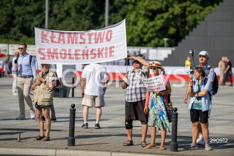  10.07.2024 WARSZAWA <br />
OBCHODY MIESIECZNICY SMOLENSKIEJ <br />
N/Z BANER KLAMSTWO SMOLENSKIE <br />
FOT. MARCIN BANASZKIEWICZ/FOTONEWS  