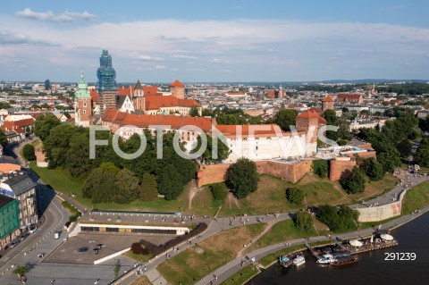  13.07.2024 KRAKOW<br />
KRAKOW Z DRONA<br />
N/Z ZAMEK KROLEWSKI NA WAWELU <br />
FOT. MARCIN BANASZKIEWICZ / FOTONEWS  