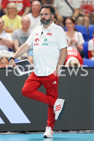  18.07.2024 MIELEC <br />
SIATKOWKA KOBIET <br />
MEMORIAL AGATY MROZ - OLSZEWSKIEJ <br />
MECZ POLSKA - FRANCJA ( POLAND - FRANCE ) <br />
N/Z STEFANO LAVARINI - I TRENER ( HEAD COACH ) SYLWETKA <br />
 