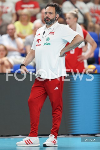  18.07.2024 MIELEC <br />
SIATKOWKA KOBIET <br />
MEMORIAL AGATY MROZ - OLSZEWSKIEJ <br />
MECZ POLSKA - FRANCJA ( POLAND - FRANCE ) <br />
N/Z STEFANO LAVARINI - I TRENER ( HEAD COACH ) SYLWETKA <br />
 