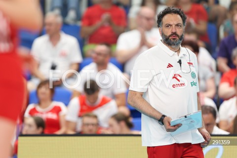  18.07.2024 MIELEC <br />
SIATKOWKA KOBIET <br />
MEMORIAL AGATY MROZ - OLSZEWSKIEJ <br />
MECZ POLSKA - FRANCJA ( POLAND - FRANCE ) <br />
N/Z STEFANO LAVARINI - I TRENER ( HEAD COACH ) SYLWETKA <br />
 