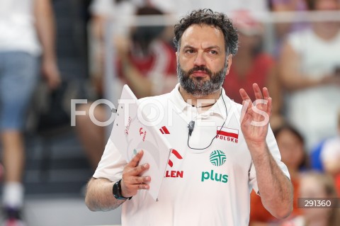  18.07.2024 MIELEC <br />
SIATKOWKA KOBIET <br />
MEMORIAL AGATY MROZ - OLSZEWSKIEJ <br />
MECZ POLSKA - FRANCJA ( POLAND - FRANCE ) <br />
N/Z STEFANO LAVARINI - I TRENER ( HEAD COACH ) SYLWETKA <br />
 