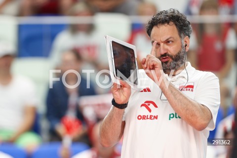  18.07.2024 MIELEC <br />
SIATKOWKA KOBIET <br />
MEMORIAL AGATY MROZ - OLSZEWSKIEJ <br />
MECZ POLSKA - FRANCJA ( POLAND - FRANCE ) <br />
N/Z STEFANO LAVARINI - I TRENER ( HEAD COACH ) SYLWETKA <br />
 