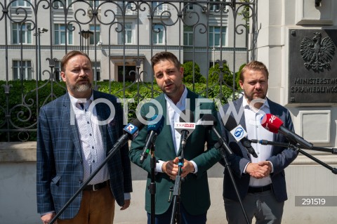  20.07.2024 WARSZAWA<br />
KONFERENCJA PRASOWA POLITYKOW ZJEDNOCZONEJ PRAWICY<br />
N/Z PAWEL SZROT PATRYK JAKI JACEK OZDOBA<br />
FOT. MARCIN BANASZKIEWICZ/FOTONEWS  