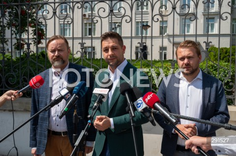  20.07.2024 WARSZAWA<br />
KONFERENCJA PRASOWA POLITYKOW ZJEDNOCZONEJ PRAWICY<br />
N/Z PAWEL SZROT PATRYK JAKI JACEK OZDOBA<br />
FOT. MARCIN BANASZKIEWICZ/FOTONEWS  