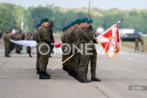  09.08.2024 WARSZAWA<br />
WIZYTA PREZYDENTA RP ANDRZEJA DUDY NA ZGRUPOWANIU WOJSKOWYM<br />
N/Z WOJSKO POLSKIE SZTANDAR <br />
FOT. MARCIN BANASZKIEWICZ/FOTONEWS  