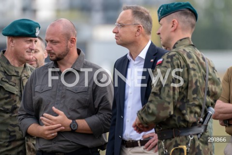  09.08.2024 WARSZAWA<br />
WIZYTA PREZYDENTA RP ANDRZEJA DUDY NA ZGRUPOWANIU WOJSKOWYM<br />
N/Z JACEK SIEWIERA ANDRZEJ DUDA <br />
FOT. MARCIN BANASZKIEWICZ/FOTONEWS  