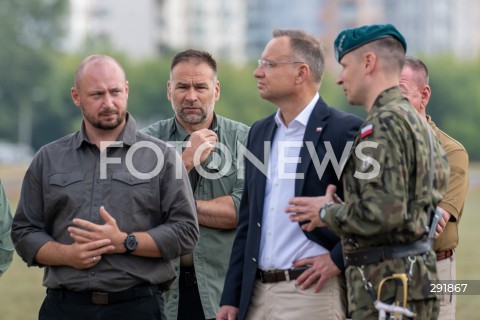  09.08.2024 WARSZAWA<br />
WIZYTA PREZYDENTA RP ANDRZEJA DUDY NA ZGRUPOWANIU WOJSKOWYM<br />
N/Z JACEK SIEWIERA ANDRZEJ DUDA <br />
FOT. MARCIN BANASZKIEWICZ/FOTONEWS  