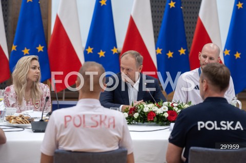  12.08.2024 WARSZAWA<br />
SPOTKANIE PREMIERA Z MEDALISTAMI OLIMPIJSKIMI<br />
N/Z PREMIER DONALD TUSK ALEKSANDRA MIROSLAW BARTLOMIEJ KUREK<br />
 