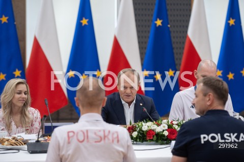  12.08.2024 WARSZAWA<br />
SPOTKANIE PREMIERA Z MEDALISTAMI OLIMPIJSKIMI<br />
N/Z PREMIER DONALD TUSK ALEKSANDRA MIROSLAW<br />
 