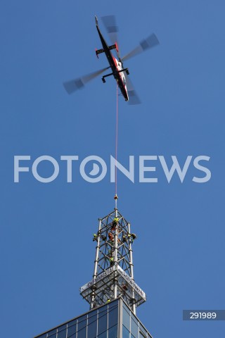  13.08.2024 RZESZOW <br />
MONTAZ WIEZY I IGLICY NA WIEZOWCU OLSZYNKI PARK W RZESZOWIE. PO ZAMONTOWANIU IGLICY BEDZIE TO NAJWYZSZY WIEZOWIEC MIESZKALNY W POLSCE. OBIEKT MA MIEC PONAD 220 METROW WYSOKOSCI<br />
N/Z MONTAZ IGLICY Z WYKORZYSTANIEM SMIGLOWCA KAMAN K-MAX <br />
 