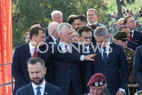  15.08.2024 WARSZAWA<br />
SWIETO WOJSKA POLSKIEGO<br />
N/Z RADOSLAW SIKORSKI TOMASZ SIEMONIAK KRZYSZTOF GAWKOWSKI<br />
 