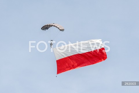  15.08.2024 WARSZAWA<br />
SWIETO WOJSKA POLSKIEGO<br />
N/Z PARALOTNIARZ Z FLAGA POLSKI<br />
 