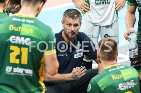  28.09.2024 RZESZOW <br />
SIATKOWKA MEZCZYZN <br />
PLUSLIGA SEZON 2024/2025 <br />
PLUS LIGA POLISH MEN VOLLEYBALL LEAGUE <br />
MECZ ASSECO RESOVIA - ALURON CMC WARTA ZAWIERCIE <br />
N/Z MICHAL WINIARSKI - I TRENER ( HEAD COACH ) <br />
 