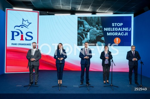  22.10.2024 WARSZAWA<br />
KONFERENCJA PRASOWA POLITYKOW PIS<br />
STOP NIELEGALNEJ MIGRACJI<br />
N/Z PAWEL JABLONSKI EWA LENIART MATEUSZ MORAWIECKI ANITA CZERWINSKA JAROSLAW WIECZOREK<br />
FOT. MARCIN BANASZKIEWICZ/FOTONEWS  