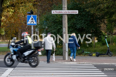  23.10.2024 GDANSK<br />
KONFERENCJA PIS W SPRAWIE ZMIANY NAZWY ULICY PREZYDENTA LECHA KACZYNSKIEGO W GDANSKU<br />
N/Z ZNAK ULICA PREZYDENTA LECHA KACZYNSKIEGO<br />
 