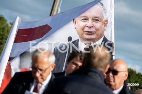  23.10.2024 GDANSK<br />
KONFERENCJA PIS W SPRAWIE ZMIANY NAZWY ULICY PREZYDENTA LECHA KACZYNSKIEGO W GDANSKU<br />
N/Z TRANSPARENT Z LECH KACZYNSKI<br />
 