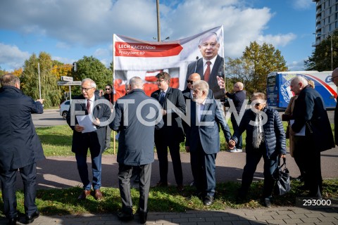  23.10.2024 GDANSK<br />
KONFERENCJA PIS W SPRAWIE ZMIANY NAZWY ULICY PREZYDENTA LECHA KACZYNSKIEGO W GDANSKU<br />
N/Z KAZIMIERZ SMOLINSKI ANDRZEJ GWIAZDA JOANNA GWIAZDA<br />
 