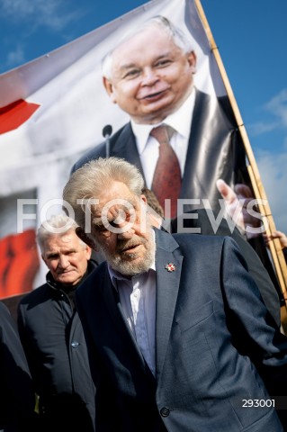  23.10.2024 GDANSK<br />
KONFERENCJA PIS W SPRAWIE ZMIANY NAZWY ULICY PREZYDENTA LECHA KACZYNSKIEGO W GDANSKU<br />
N/Z ANDRZEJ GWIAZDA NA TLE BANERU Z LECH KACZYNSKI<br />
 